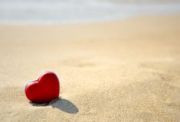 corazón-rojo-en-la-playa-del-mar-ame-el-concepto-del-día-de-tarjeta-del-día-de-san-valentín-47511733